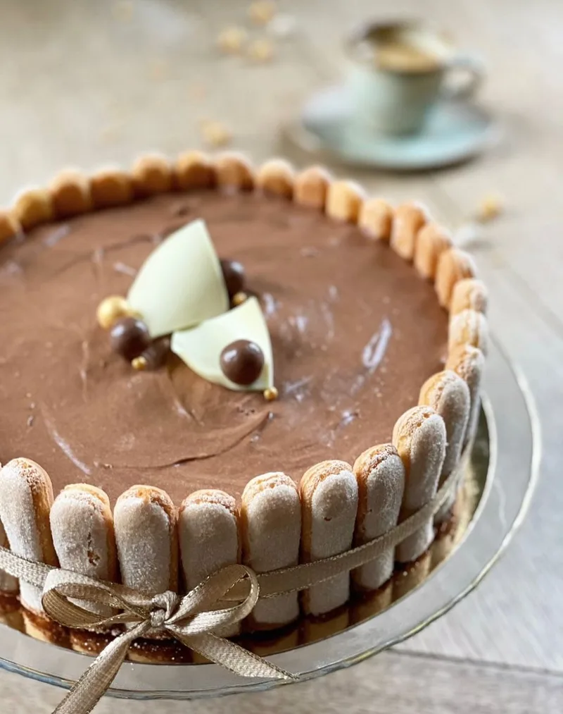 Koninklijke taart met chocolademousse en lange vingers
