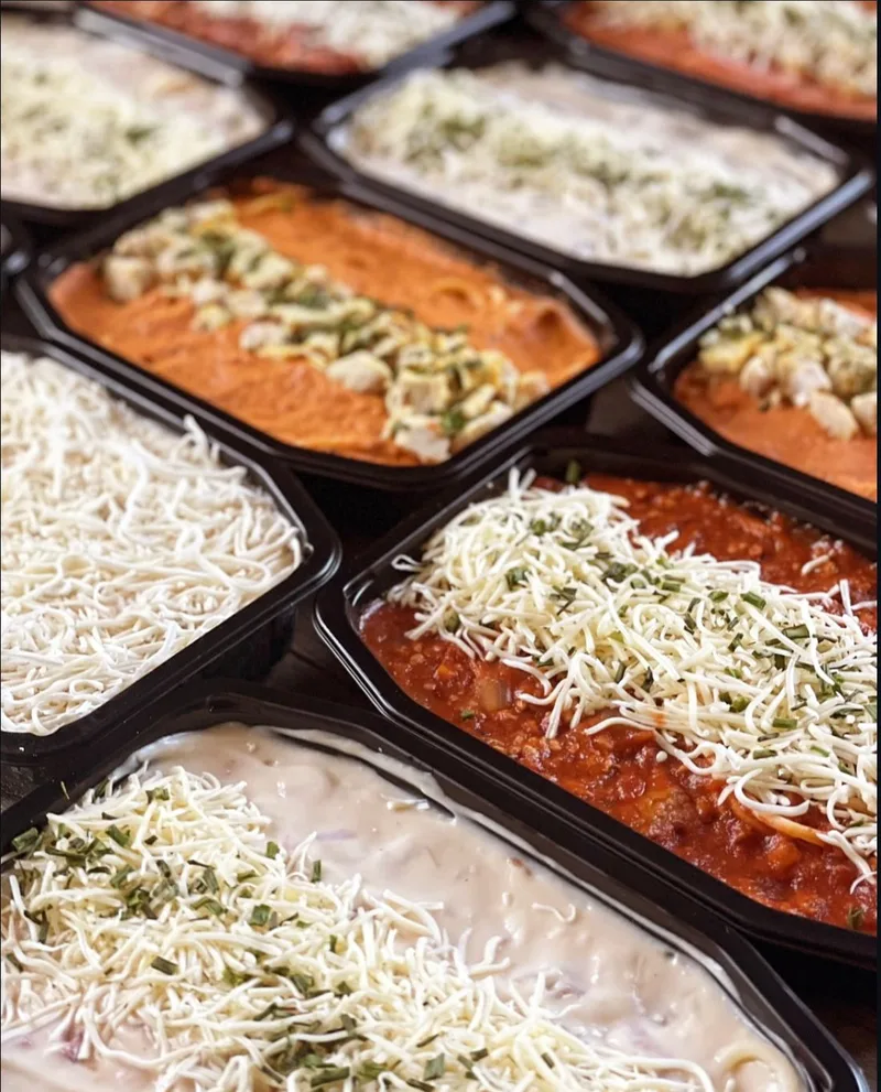 Bakjes pasta met tomatensaus en geraspte kaas