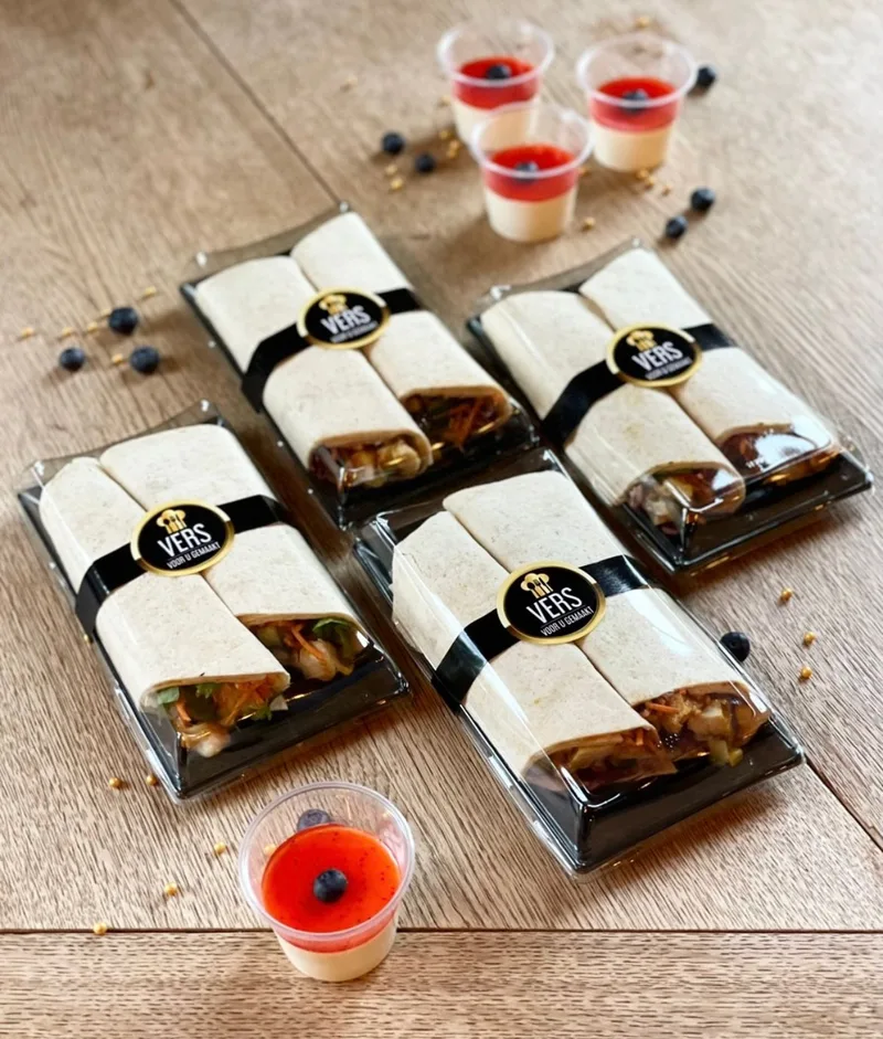 Verpakte wraps van Bowls'n Bites op een houten tafel